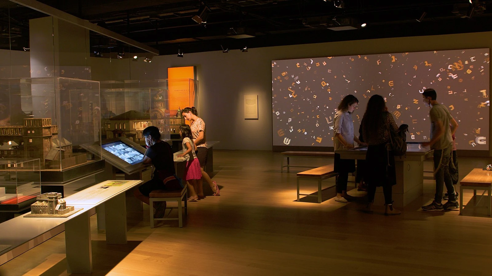 Israel exhibe las Biblias hebreas más antiguas en un emotivo evento